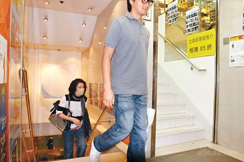 张智霖袁咏仪购物模范父母为爱子买书(组图)