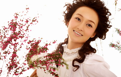 赵琳正式改名赵子琪 杂志拍照展英伦风情(组图