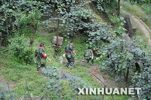 6月2日,当地民兵在都江堰市赵公山附近搜寻5月31日失事的直升机。 新华社记者曾毅摄