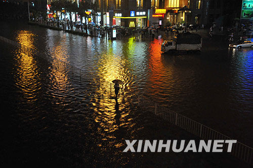 今年首场暴雨袭击广州城区 司机涉水逃生(图)