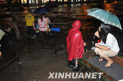 今年首场暴雨袭击广州城区 司机涉水逃生(图)