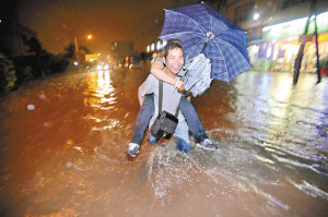 今年首场暴雨袭击广州城区 司机涉水逃生(图)