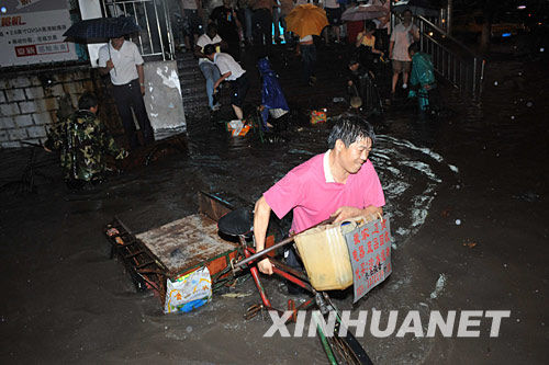 今年首场暴雨袭击广州城区 司机涉水逃生(图)