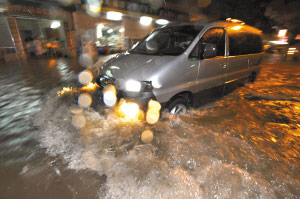 今年首场暴雨袭击广州城区 司机涉水逃生(图)