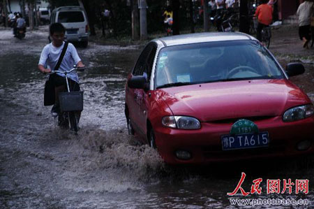 组图:河南周口遭狂风暴雨冰雹袭击