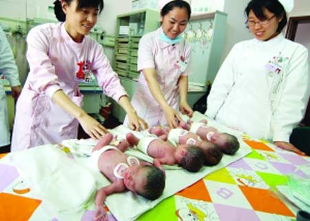 女子产下龙凤四胞胎 取名“欢迎奥运”(图)