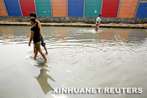 2米高海潮袭击雅加达 沿海被淹数小时(图)