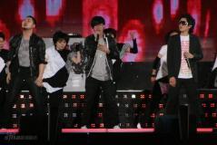 组图:东方神起梦之演唱会抢镜SJ引领组合风暴