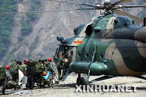 6月10日,抢险官兵登机撤离。 目前,唐家山堰塞湖大坝基本稳定,洪水把导流槽冲刷成一个深达几十米的峡谷。导流槽泄洪的全过程在救灾人员的控制之中,不会给下游造成灾害。截至记者发稿时,水流量已经降到3000立方米/秒,整个泄洪过程比预想的情况好。在大坝抢险的解放军官兵大部分已经撤离。 新华社记者李刚摄