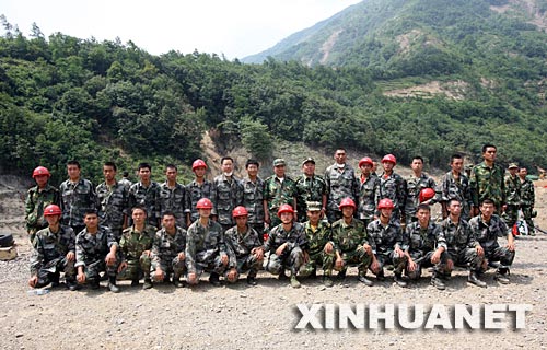 6月10日,部分抢险官兵与指挥人员在撤离前合影。 目前,唐家山堰塞湖大坝基本稳定,洪水把导流槽冲刷成一个深达几十米的峡谷。导流槽泄洪的全过程在救灾人员的控制之中,不会给下游造成灾害。截至记者发稿时,水流量已经降到3000立方米/秒,整个泄洪过程比预想的情况好。在大坝抢险的解放军官兵大部分已经撤离。 新华社记者李刚摄