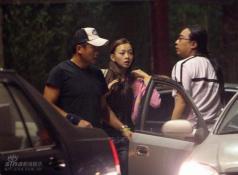 魏骏杰携娇妻会群星同奔灾区慰问娘家人(组图)