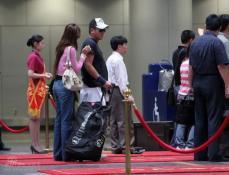 魏骏杰携娇妻会群星同奔灾区慰问娘家人(组图)
