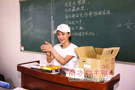 周迅教灾区学童洗手 临行前学心理辅导技巧(图)