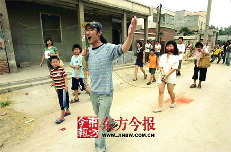 女子被绑游街 农民救人发现是行为艺术(图)