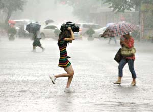 8级雷雨大风劲扫广州