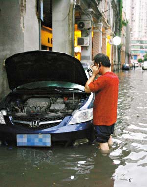 8级雷雨大风劲扫广州