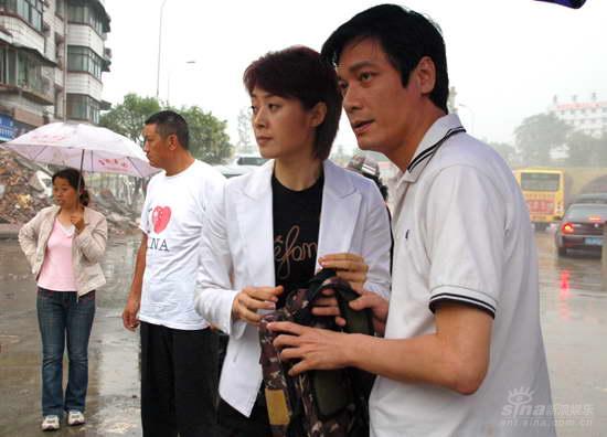 《震撼七日》探班罗嘉良范志博冒雨拍摄(组图)