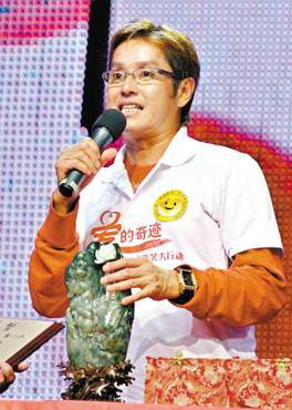 谭咏麟拍卖特制翡翠 启动7年接力式赈灾行动