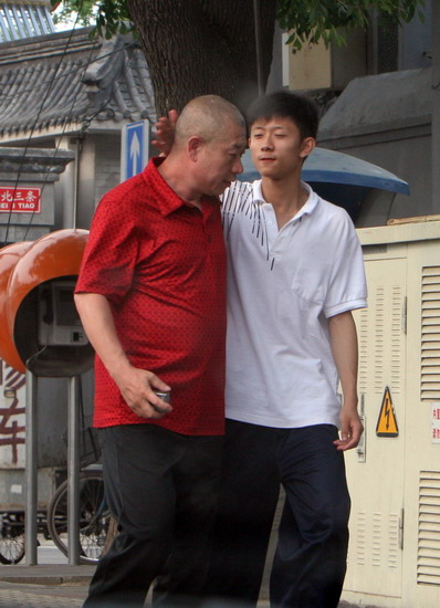 张一山放学独自行 街边爱玩耍家开麻将馆(组图