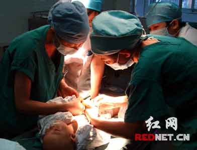 8个月男婴打碎玻璃往肚里吞(图)