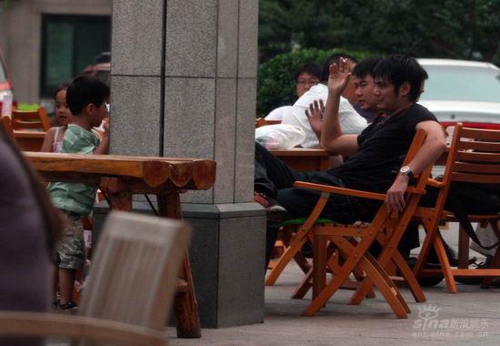 组图:邵兵悄然已为人父龙凤胎宝贝一起曝光