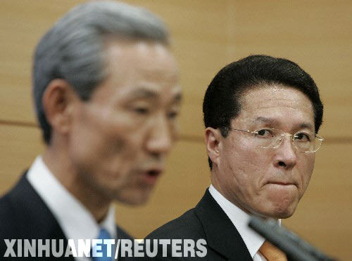 6月21日,韩国农林部长官郑云天(右)和韩美自由贸易协定谈判代表金宗埙在首尔出席有关美国牛肉进口问题的新闻发布会。韩国政府当日宣布,美国已与韩国达成共识,将仅向韩国出口月龄在30个月以下的牛的牛肉。 新华社/路透