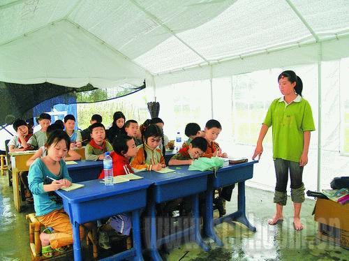 灾区帐篷学校“小鬼当家” 18岁校长15岁老师