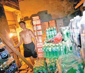 超市1吨重阁楼垮塌 老板用