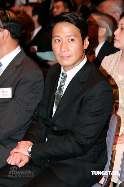 组图:黎明出席公益金颁奖礼忙于工作无暇结婚