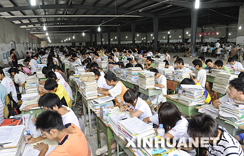 6月24日,安县中学的理科班学生在“巨型教室”中复习。当日离地震灾区延期高考的开始日期7月3日还有9天时间,四川安县所有的高三学生2000余人目前正在当地一家制药企业的大型厂房中积极备考。他们在这个大型厂房中学习、生活,克服生活上的种种困难,做高考前的最后冲刺。 新华社记者戴旭明摄