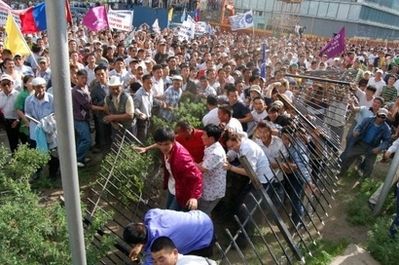 蒙古数千人示威游行 警察向抗议者开火(组图)