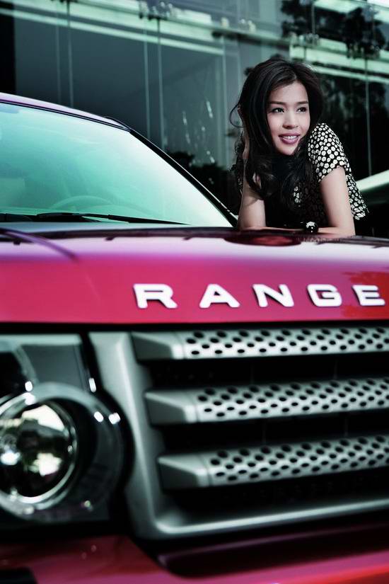 组图:王海珍为杂志拍摄大片 漂亮妈妈与车共舞