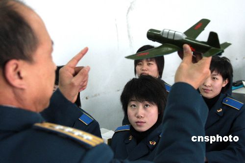 中国首批女战斗机飞行学员开始歼击机训练(图)