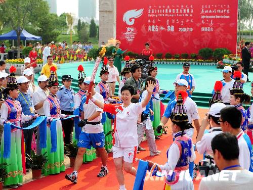 7月10日,第一棒火炬手娜日苏手持火炬传递。当日,北京奥运圣火在内蒙古自治区赤峰市传递。