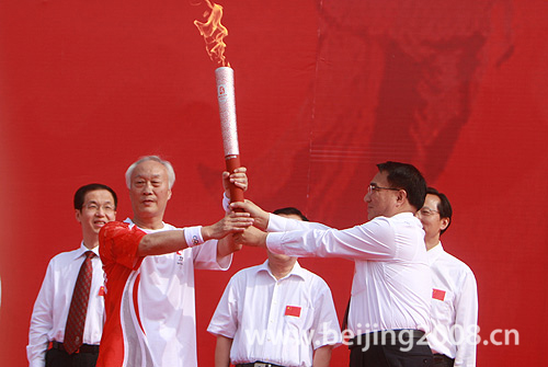 火炬传递长春站开始 中科院院士王家骐传首棒