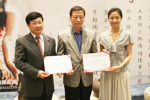 徐静蕾给奥运“添乱” 字体助阵奥运火炬手(图)