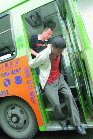 反扒“夫妻档”各显身手 谁抓贼多谁就是老大