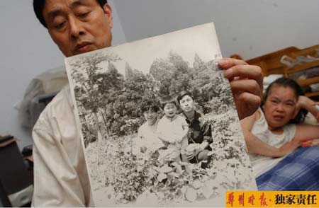 男子以再婚方式照顾患脑瘤前妻15年(组图)
