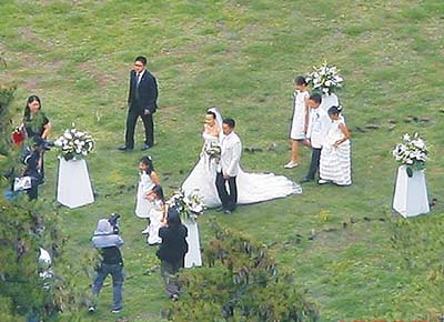组图:梁朝伟刘嘉玲不丹完婚 2500万钻戒订盟誓