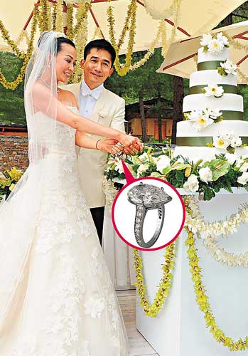 组图:梁朝伟刘嘉玲不丹完婚 2500万钻戒订盟誓