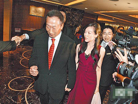 郭台铭今日与曾馨莹订婚聘礼将至少千万(附图)