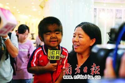 3岁“毛孩”入幼儿园碰壁 曾因多毛自残(图)