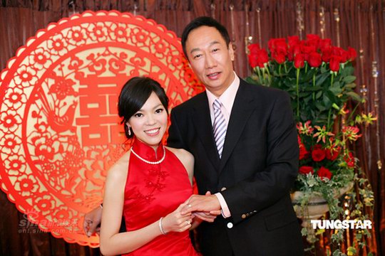 组图:郭台铭曾馨莹订婚照曝光透露婚礼细节