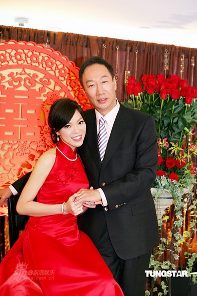 组图:郭台铭曾馨莹订婚照曝光透露婚礼细节