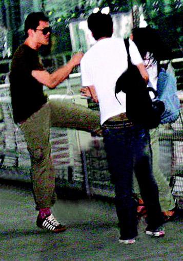 李亚鹏护女心切 曼谷机场掌扇脚踢记者(图)