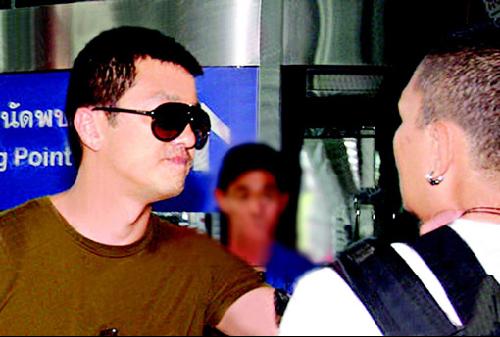 李亚鹏护女心切 曼谷机场掌扇脚踢记者(图)