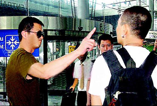 李亚鹏护女心切 曼谷机场掌扇脚踢记者(图)