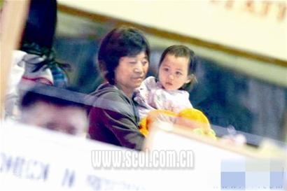 李亚鹏护女心切 曼谷机场掌扇脚踢记者(图)