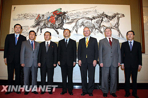 7月12日,中国外交部长杨洁篪在北京会见出席六方会谈团长会的各方团长。图中从左至右为:日本代表团团长斋木昭隆、韩国代表团团长金塾、朝鲜代表团团长金桂冠、中国外交部长杨洁篪、美国代表团团长希尔、俄罗斯代表团团长博罗达夫金、中国代表团团长武大伟。 新华社记者 高学余摄