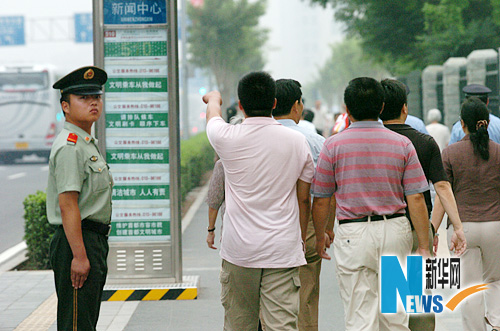 图片故事:市民争睹奥运会开幕式首次带妆彩排